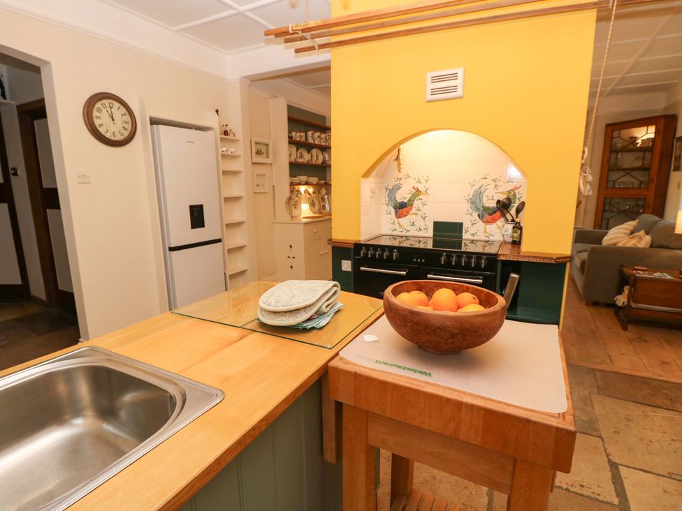 A kitchen with a fruit bowl on the island at Woodlands in Freshwater
