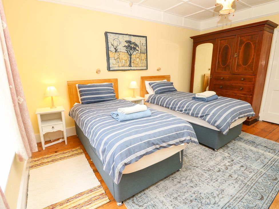A bedroom with two single beds at Woodlands in Freshwater