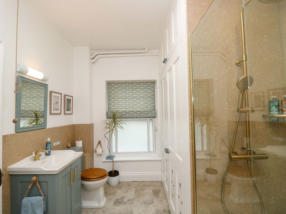 A bathroom with a sink, toilet, and shower at Woodlands in Freshwater