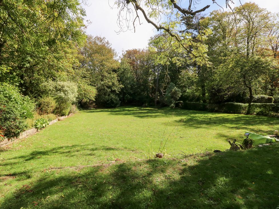 A garden with grass and trees at Woodlands Freshwater