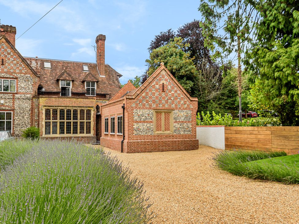 An outdoor area with a house and a separate brick structure at Higginson House in Marlow