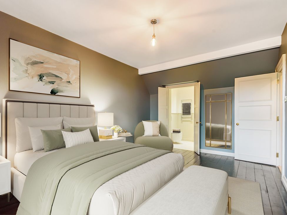 A bedroom with a bed and access to a bathroom at Higginson House in Marlow