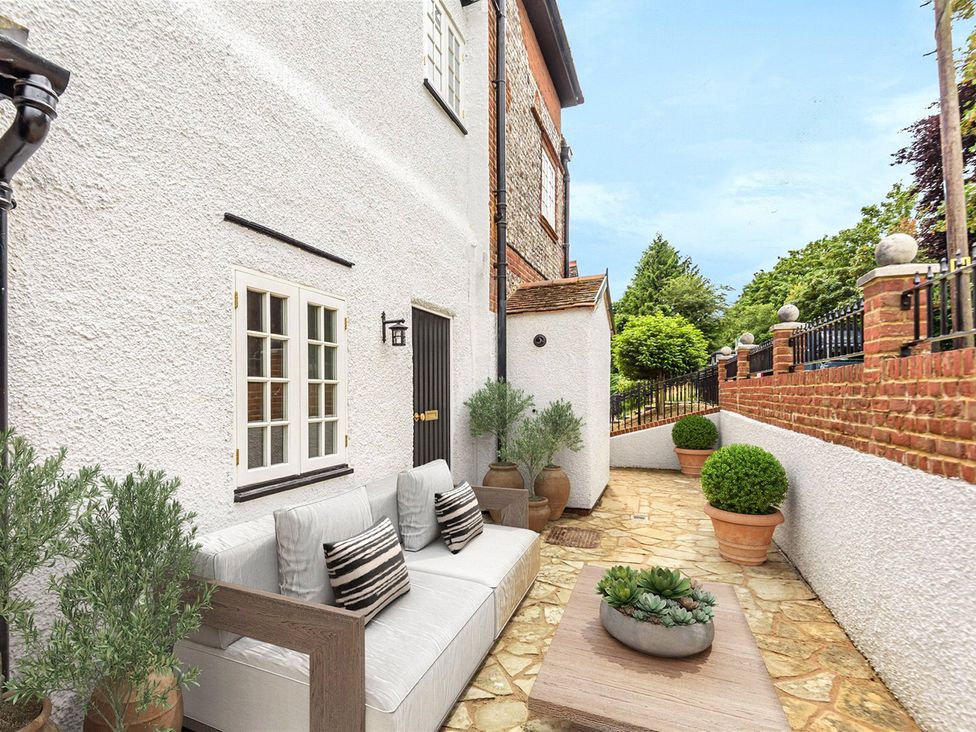 An outdoor space with seating and plants at Higginson House in Marlow