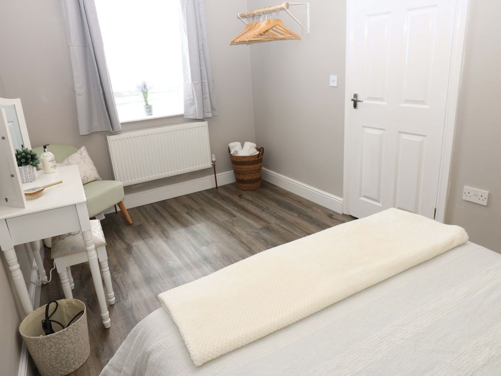 A bedroom featuring a bed and desk at Amblers Rest in Amble