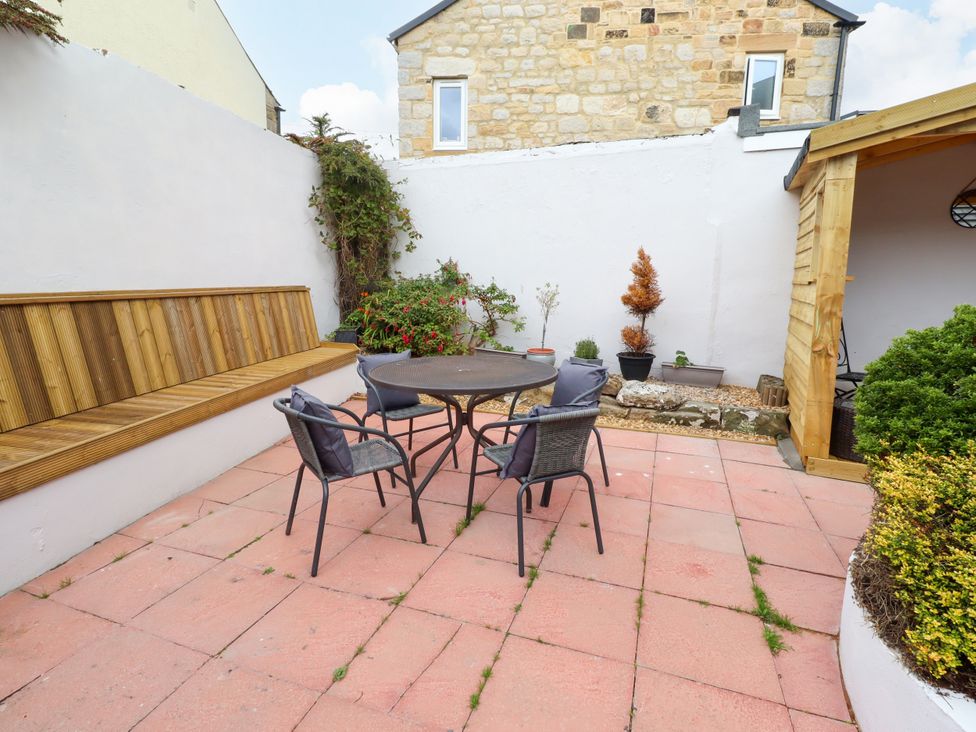 A garden with table and chairs at Amblers Rest in Amble