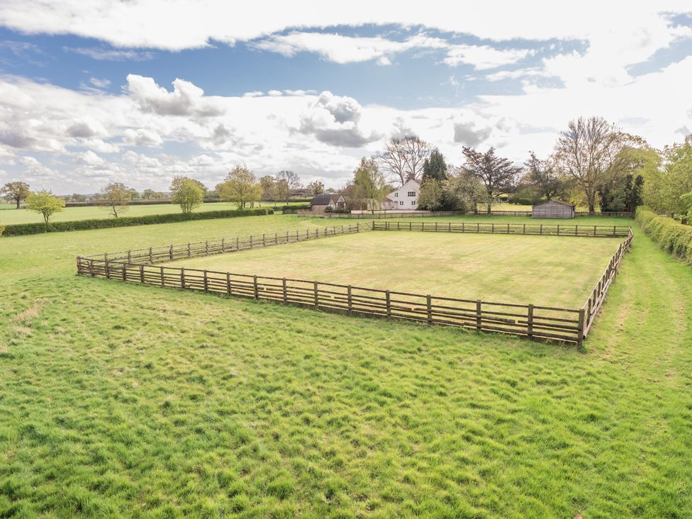 An outdoor area with a fenced field and trees at Hall O'Coole in Broomhall nearn Wrenbury