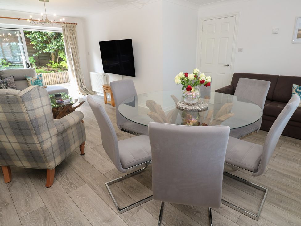 A dining room with a table and chairs at Jaluna in Carbis Bay