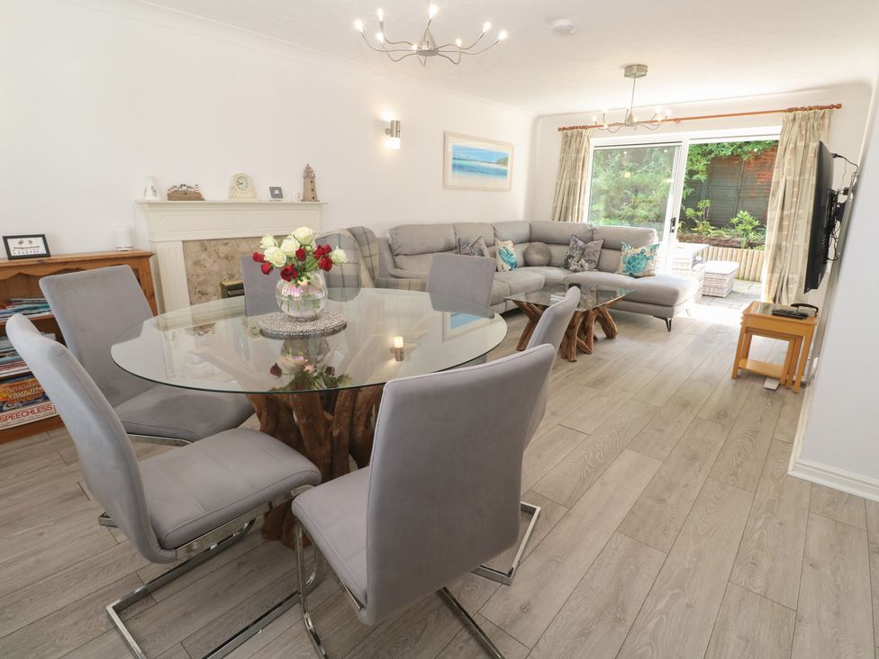 A living room with a dining table and sofa at Jaluna in Carbis Bay