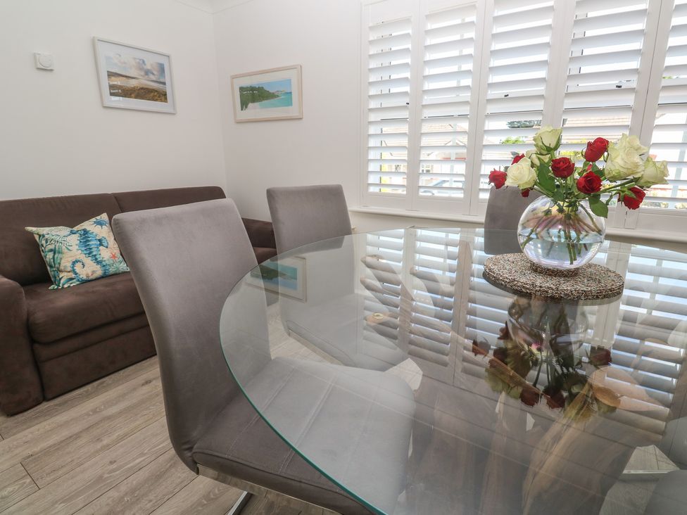 A dining room with a table and chairs at Jaluna in Carbis Bay