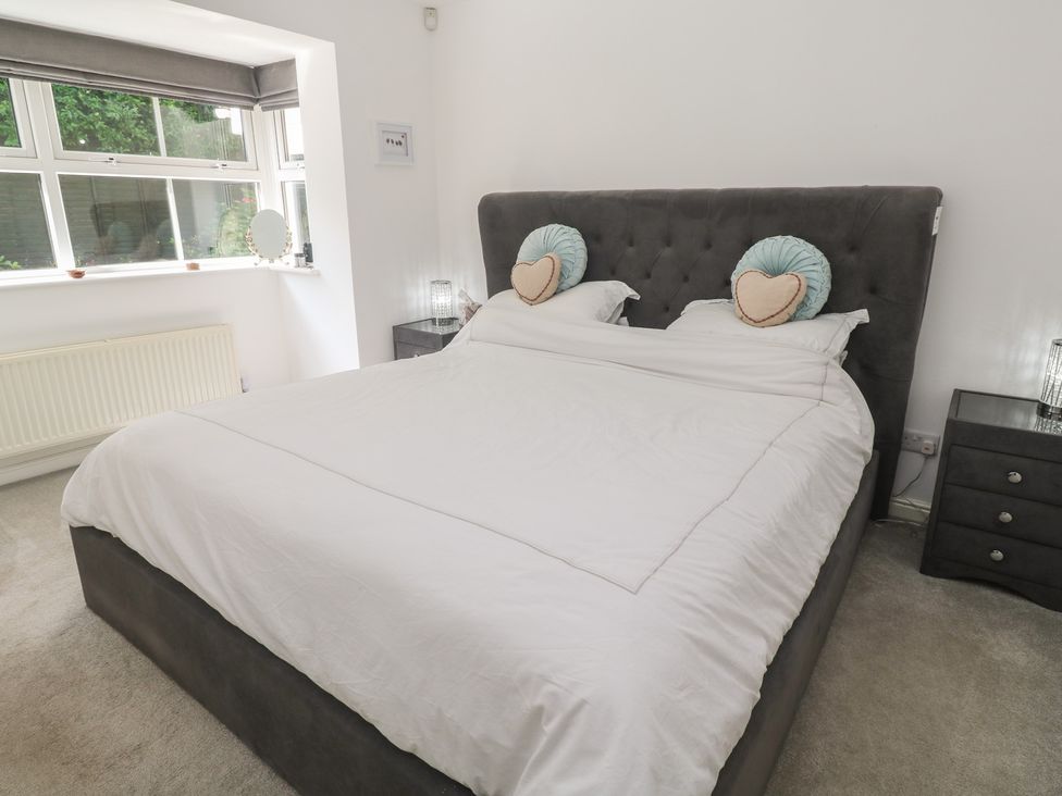 A bedroom with a bed and bedside tables at Jaluna in Carbis Bay