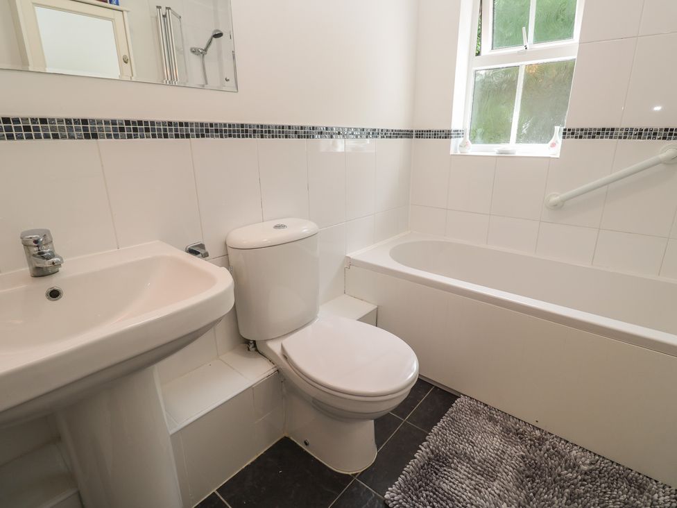 A bathroom with a sink, toilet, and bathtub at Jaluna in Carbis Bay