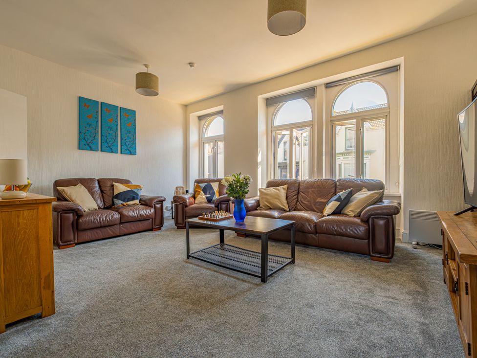 A living room with sofas and a coffee table at Flat 56 Newton Road Abertawe
