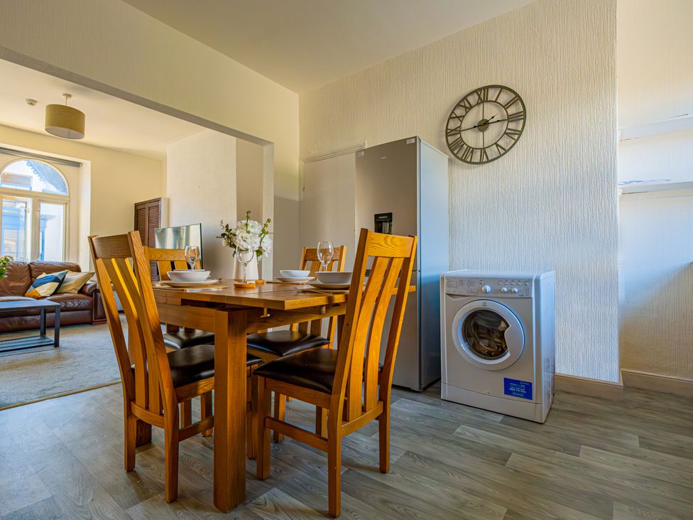 A dining room with a table and chairs at Flat 56 Newton Road Abertawe