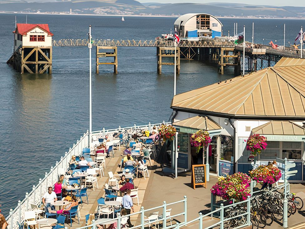 A pier with a restaurant and outdoor seating at Flat 56 Newton Road Abertawe
