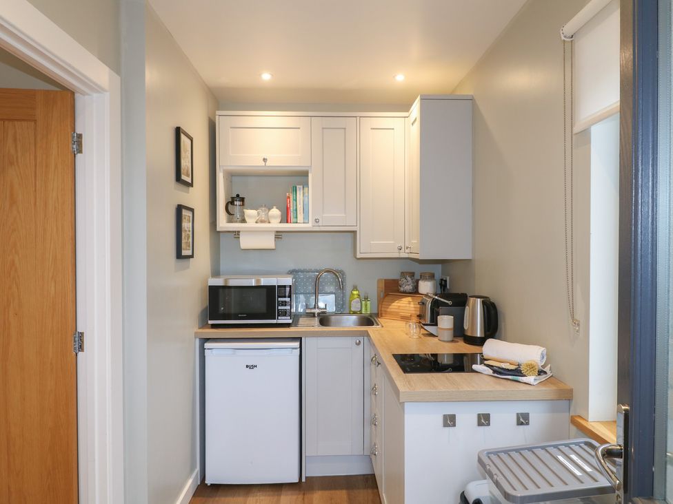A kitchen with appliances and cabinetry at The Lodge at Middleton House near Stone