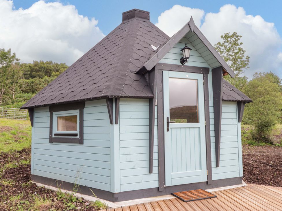 A small hut with a sloped roof and door at Little Luxe Lodges in Balmacara near Kyle of Lochalsh