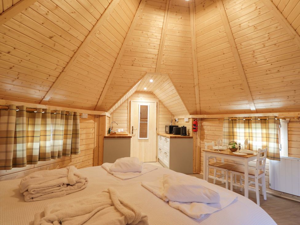 A bedroom with kitchenette and dining area at Little Luxe Lodges 2 near Balmacara