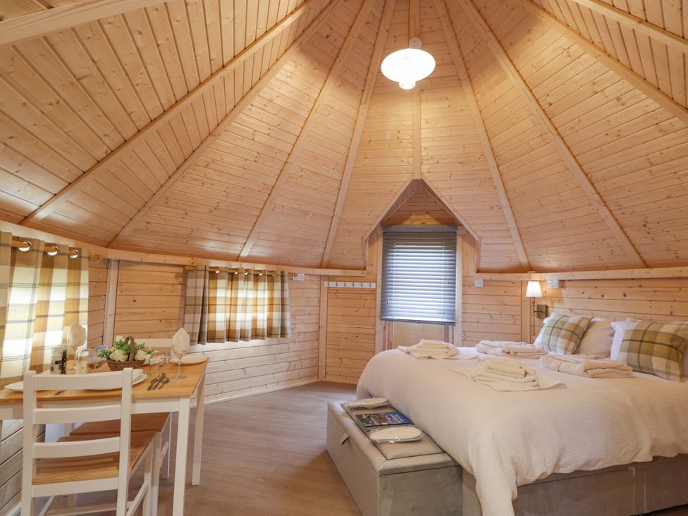 A bedroom with a dining area at Little Luxe Lodges 2 Balmacara near Kyle of Lochalsh