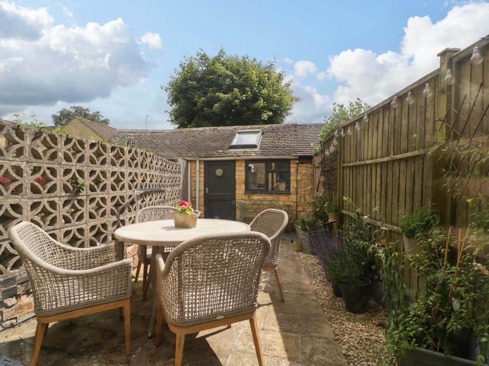 A garden with table and chairs at Elm Cottage in Moreton-In-Marsh