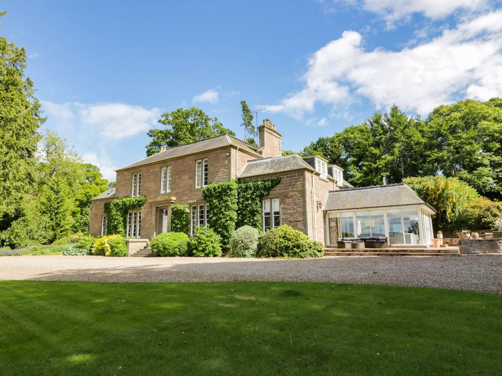 A house with garden and patio at Eagle Glen Manor House in Blairgowrie