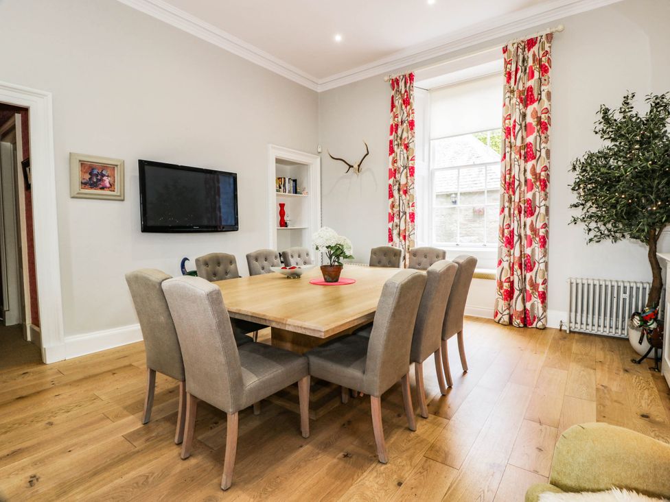 A dining room with a table and chairs at Eagle Glen Manor House in Blairgowrie
