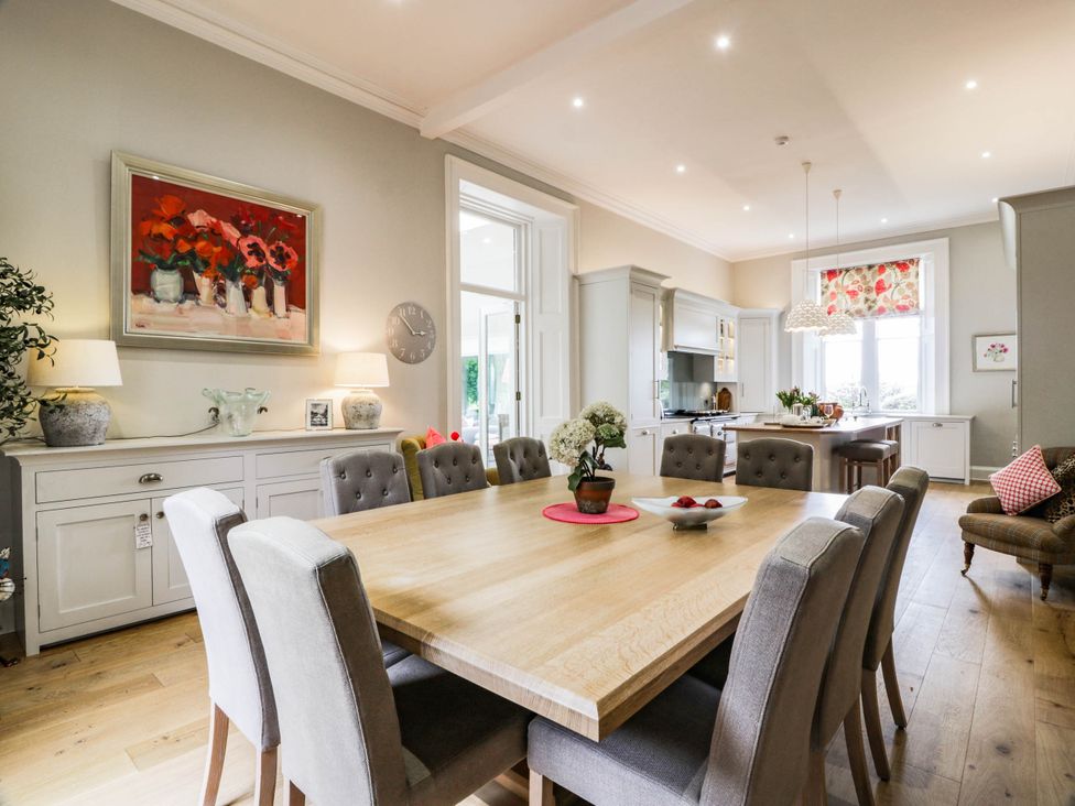 A dining room with a table and chairs at Eagle Glen Manor House in Blairgowrie