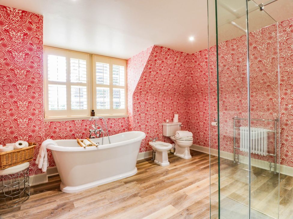 A bathroom featuring a bathtub, toilet, and sink at Eagle Glen Manor House in Blairgowrie
