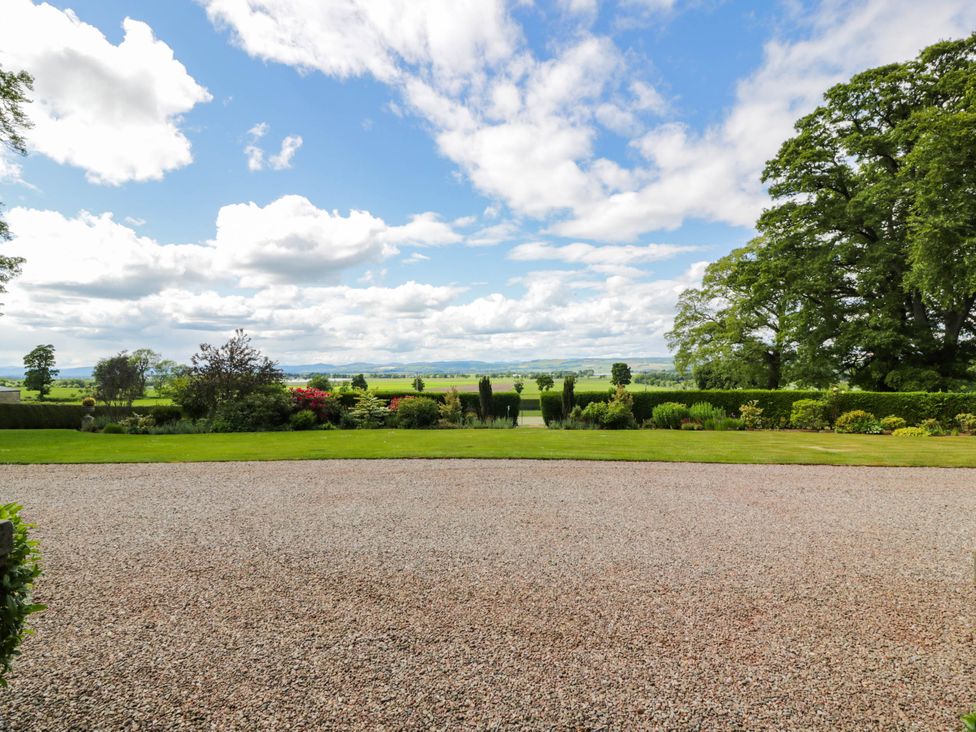 A garden view with gravel and grass at Eagle Glen Manor House in Blairgowrie