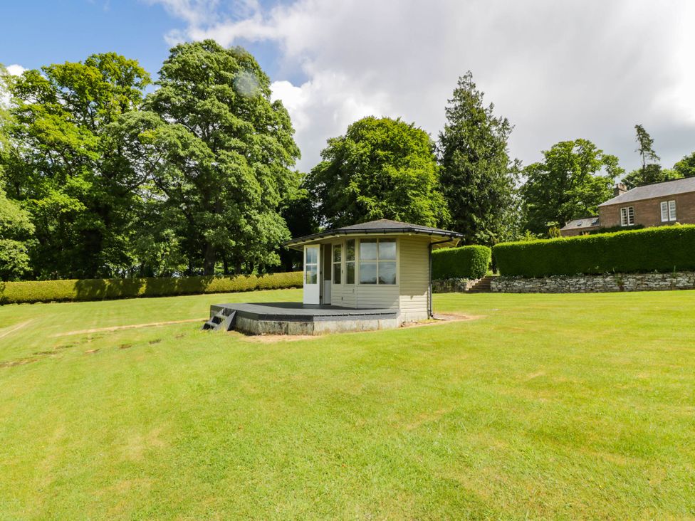 A garden with an outdoor structure at Eagle Glen Manor House in Blairgowrie