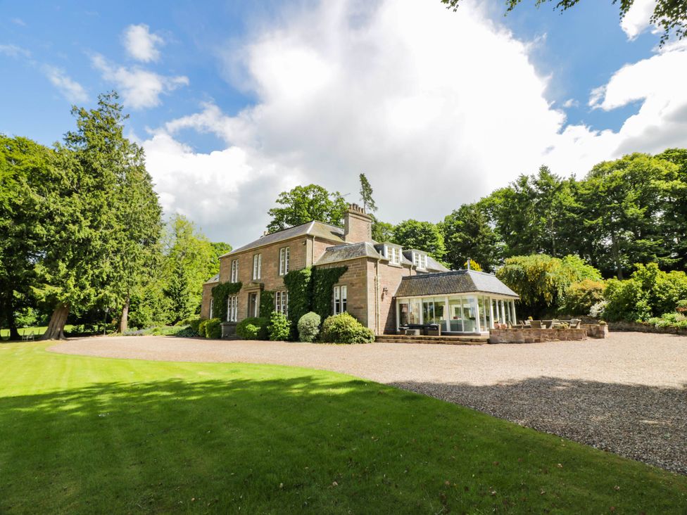 A house with a garden and gravel driveway at Eagle Glen Manor House in Blairgowrie