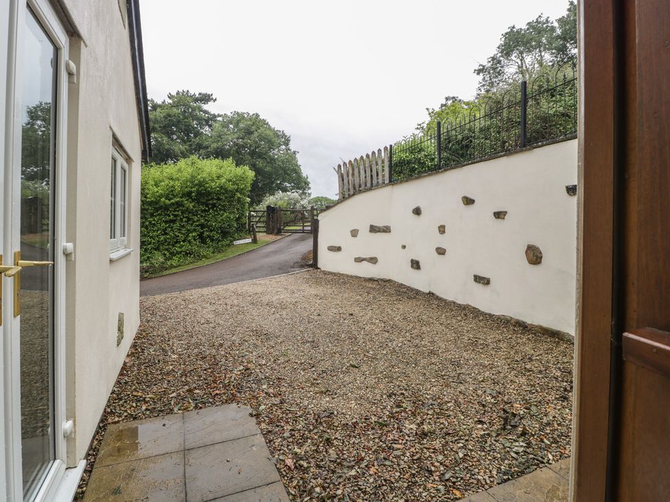 A garden area with a gravel driveway and pathway at Wren Cottage in Ross-on-Wye