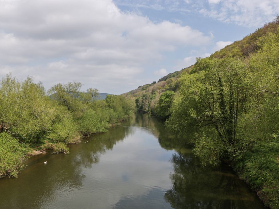 A river bordered by trees under a cloudy sky at Wren Cottage in Ross-on-Wye