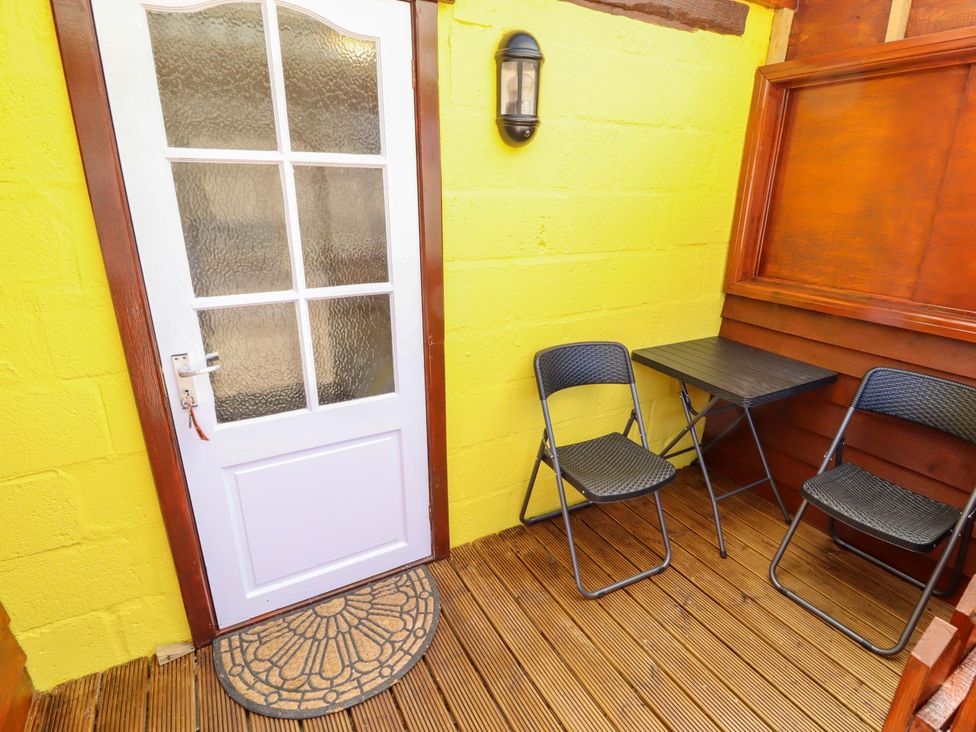 An outdoor seating area with a table and chairs at Dakota