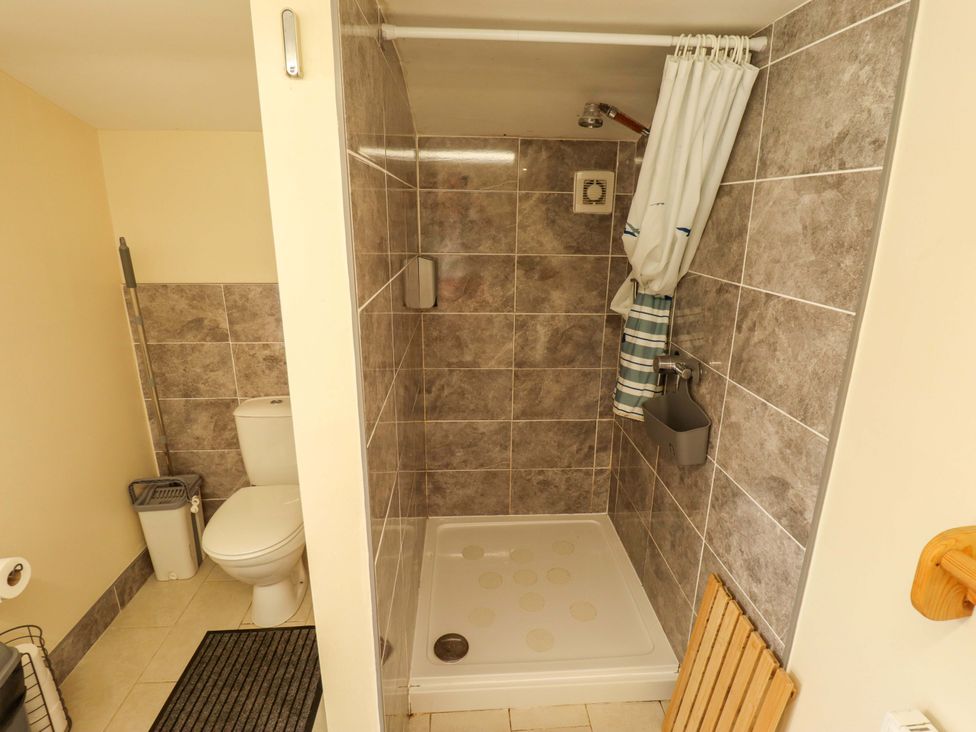 A bathroom with a shower and toilet at Lancaster in Lincoln