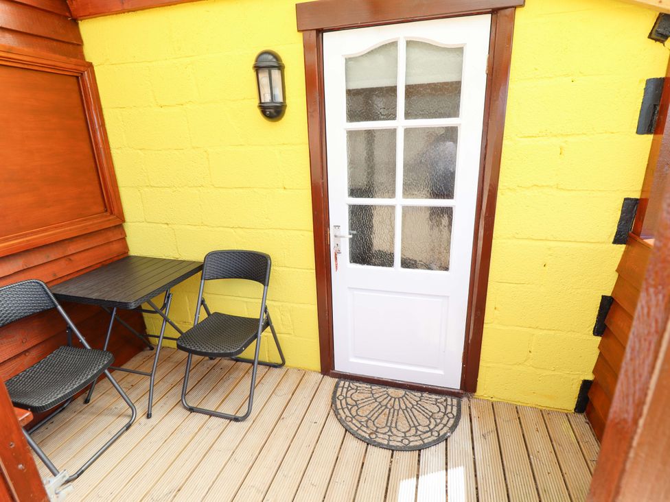 An outdoor area with a table and chairs at Lancaster in Lincoln