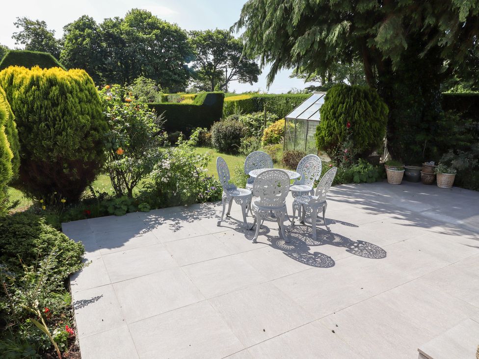 A garden with a table and chairs at Rose Cottage Dunstan near Embleton