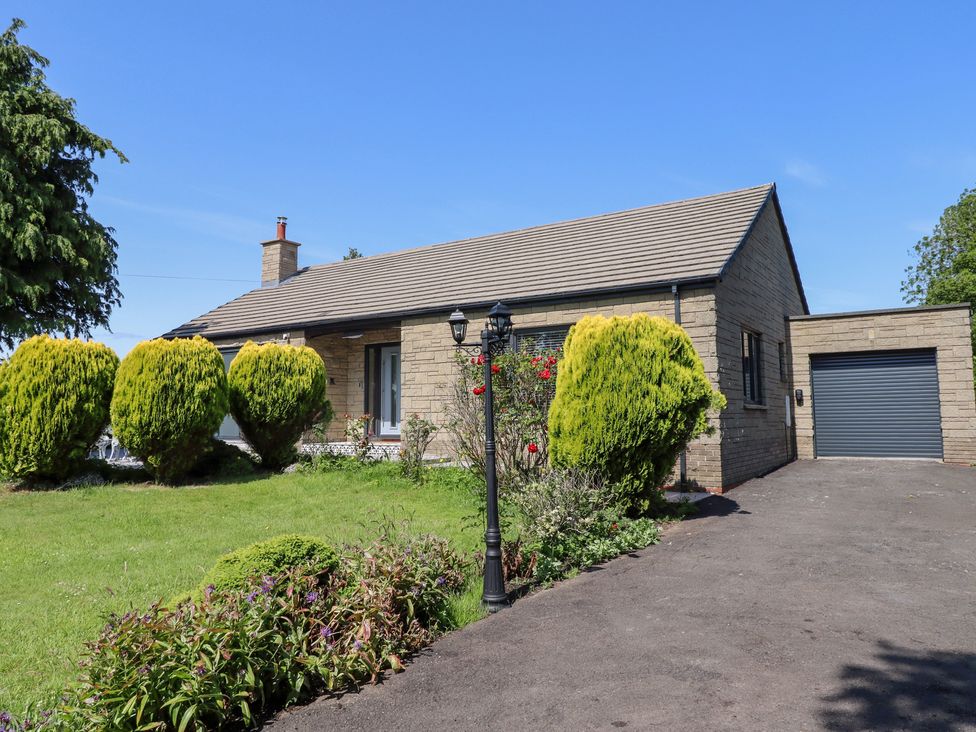 A house with garden and garage at Rose Cottage in Dunstan near Embleton