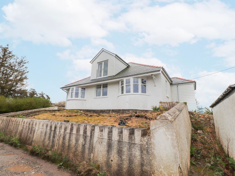 A house with a garden and driveway at 4 bed in Anglesey
