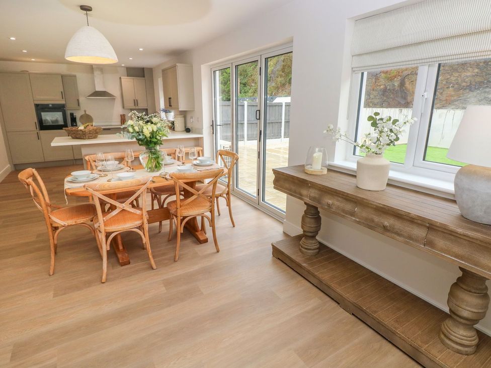 A dining area with a table and chairs at Hafan Y Gof in Newcastle Emlyn
