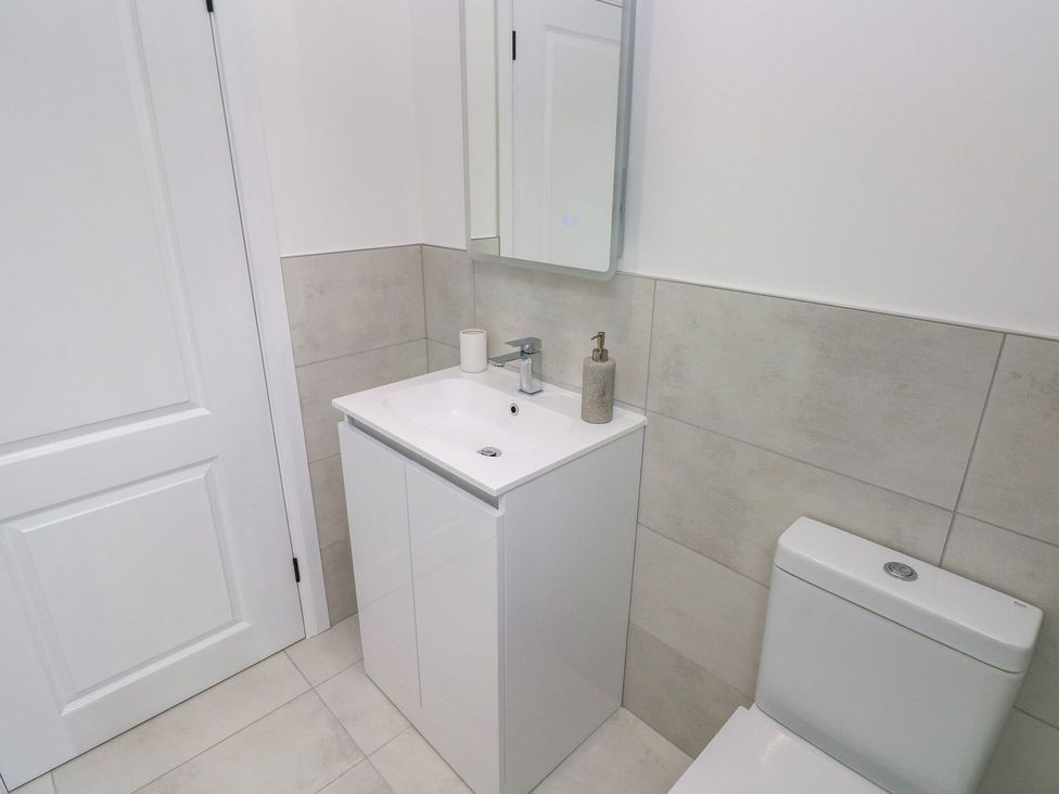 A bathroom with a washbasin and toilet at Hafan Y Gof Newcastle Emlyn