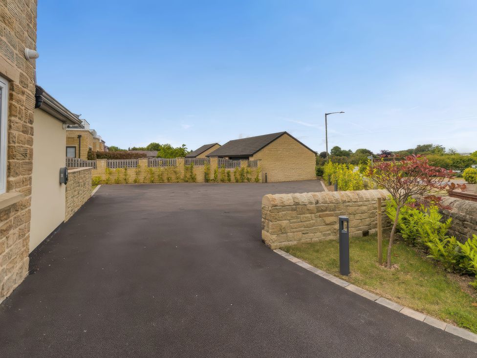 A driveway with houses and greenery at The Old Butchers Arms in Sheffield