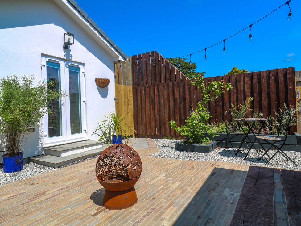 A garden with a fire pit and table with chairs at Carn Brea in Redruth