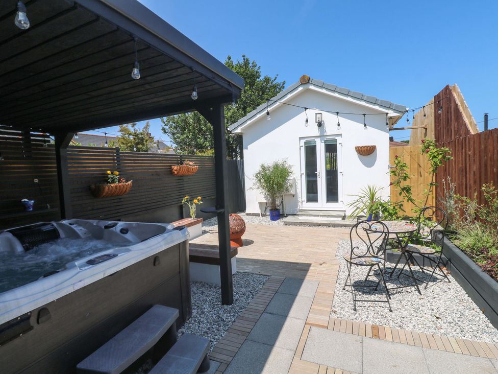 A garden with a hot tub and outdoor seating at Carn Brea in Redruth