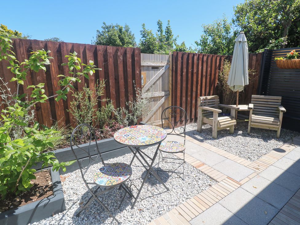 A garden with a table and chairs at Carn Brea in Redruth