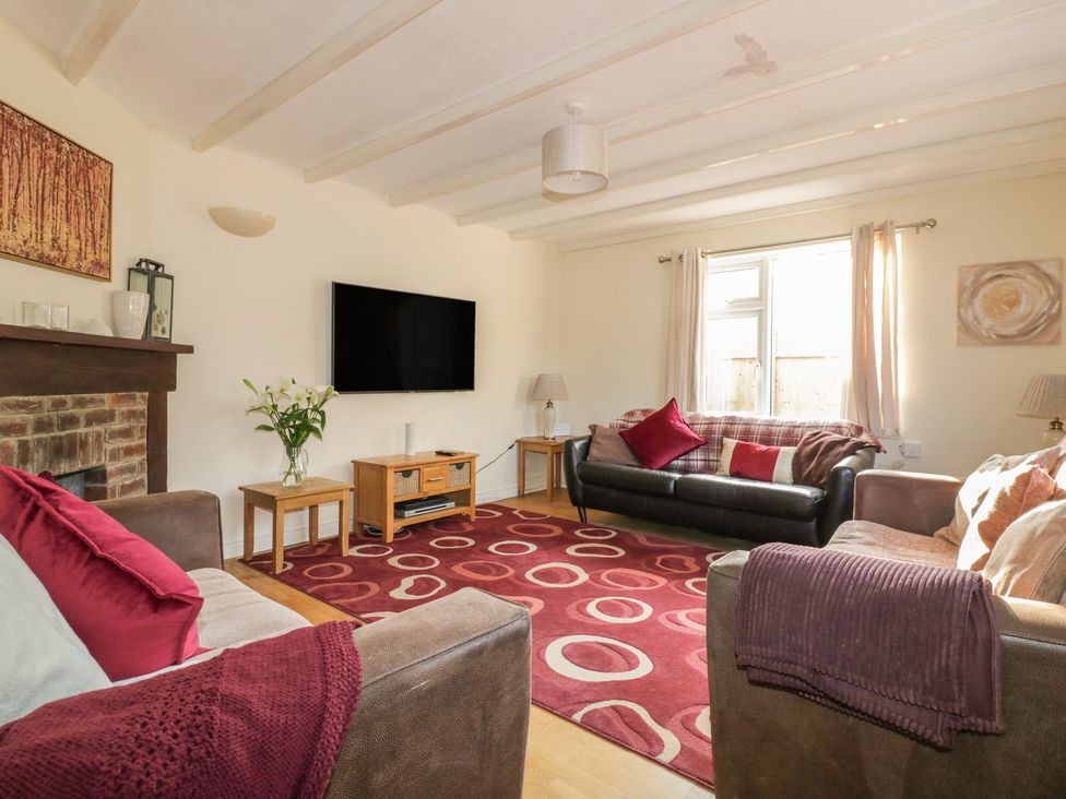 A living room with sofas and a coffee table at Chy Vean in St. Agnes