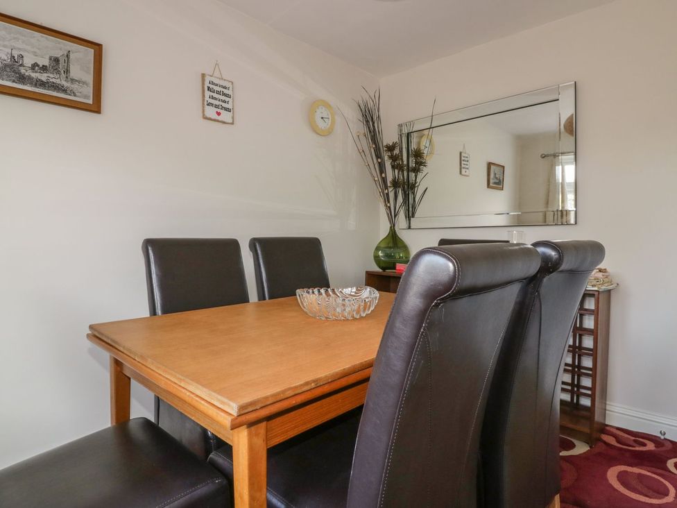 A dining room with a table and chairs at Chy Vean in St. Agnes