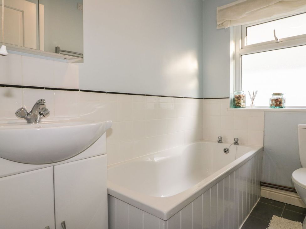 A bathroom with a sink, bathtub, and toilet at Chy Vean in St. Agnes