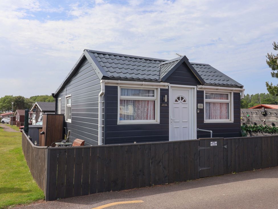 A cottage with a front door and windows at Sandbay in Bridlington