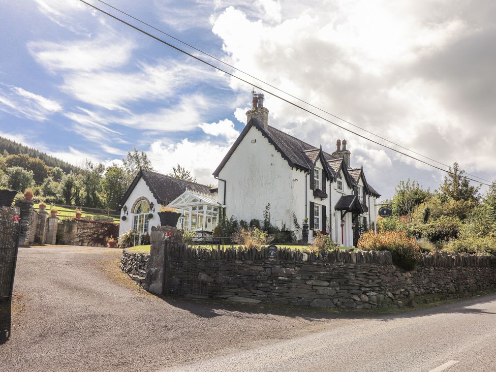 An exterior view of a house with garden at White Heather Cottage in Killalou