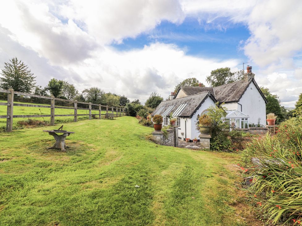A house with a garden and fence at White Heather Cottage in Killalou